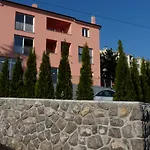 Sandra With Free Private Parking