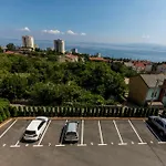 Sandra With Free Private Parking *