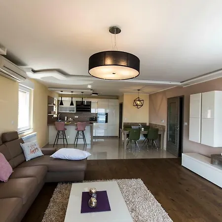 Apartment Sandra With Free Private Parking