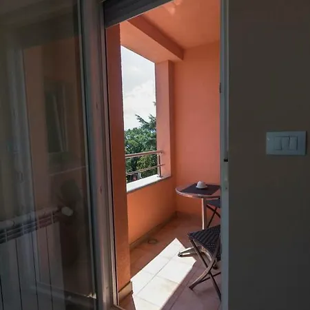 Sandra With Free Private Parking Apartment