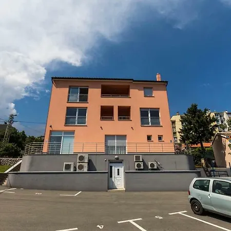 Sandra With Free Private Parking Apartment *