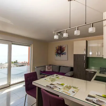 Sandra With Free Private Parking