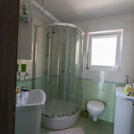 Sandra With Free Private Parking