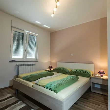 Sandra With Free Private Parking Apartment