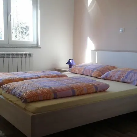 Sandra With Free Private Parking Apartment