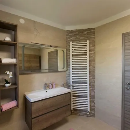 Apartment Sandra With Free Private Parking