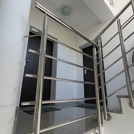 Sandra With Free Private Parking