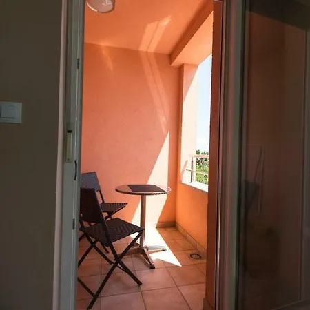 Apartment Sandra With Free Private Parking