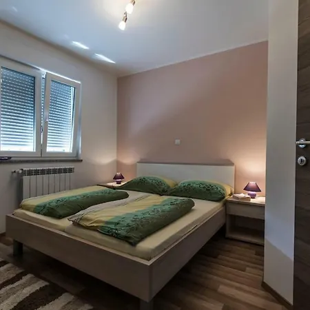 Sandra With Free Private Parking Apartment *