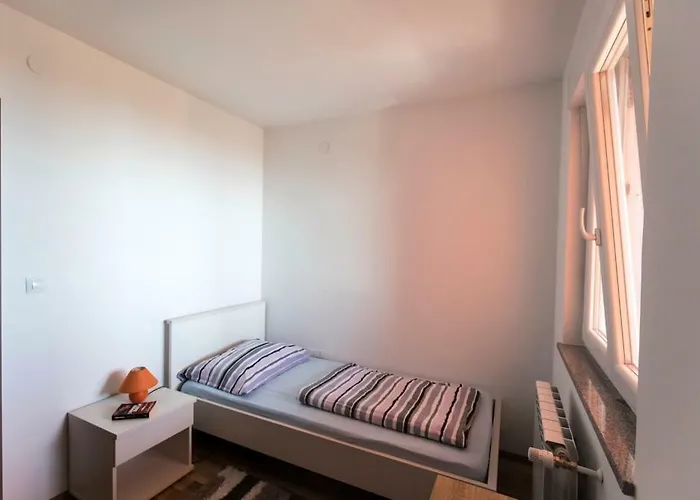 Sandra With Free Private Parking *