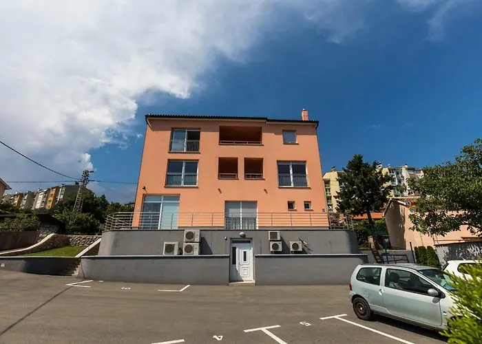 Sandra With Free Private Parking Apartament *