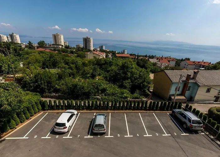 Sandra With Free Private Parking *
